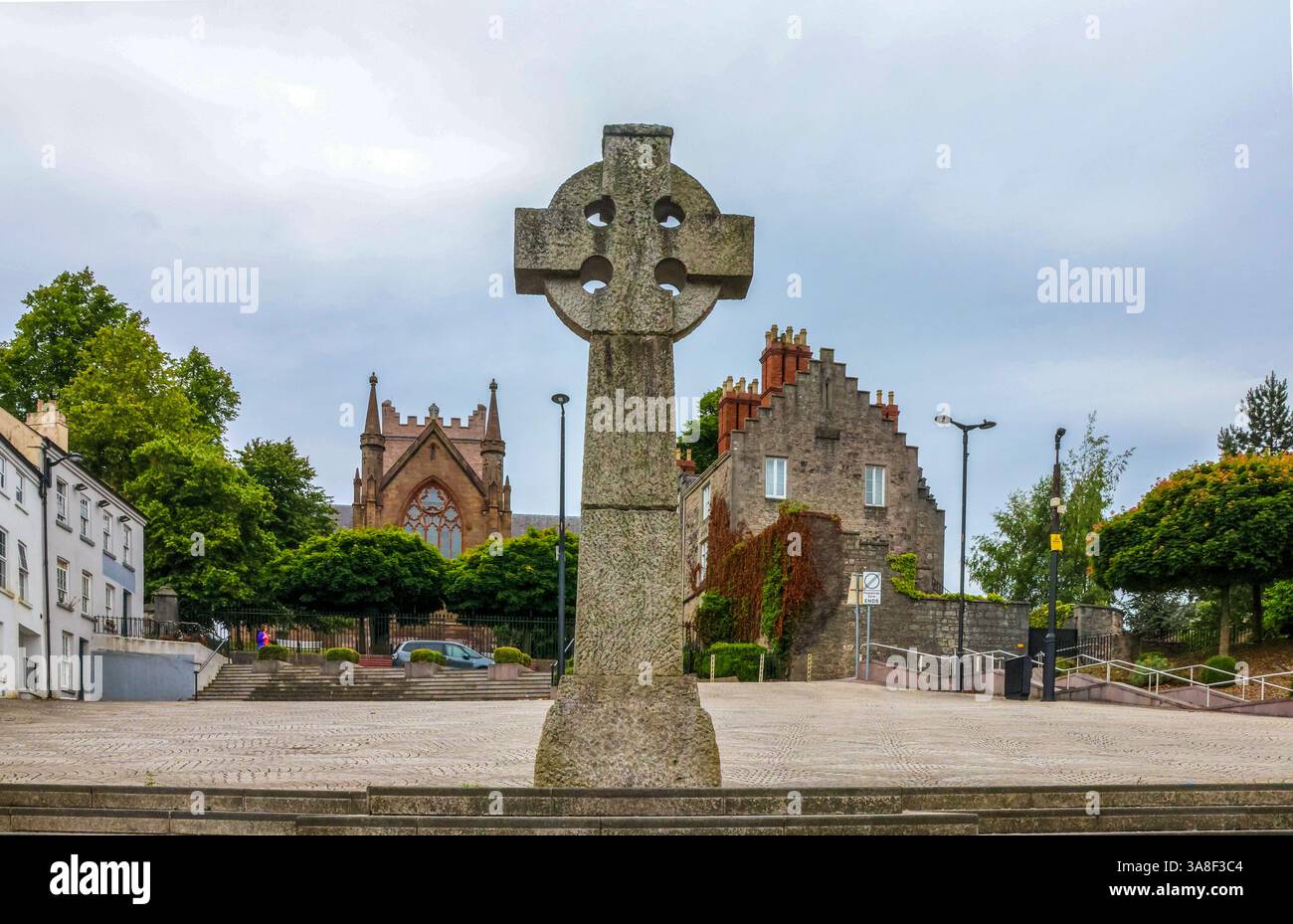 Religiöser Celtic High Cross Market Square Armagh mit St. Patricks Church of Ireland Cathedral im Hintergrund. Stockfoto