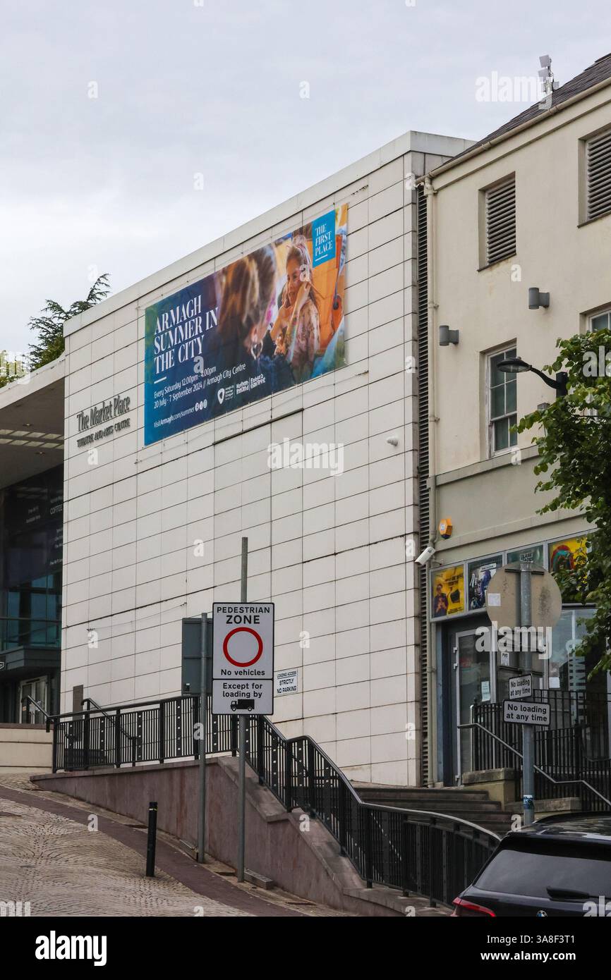 Theater- und Unterhaltungsort Nordirland, außerhalb des Market Place Theatre and Arts Centre Armagh. Stockfoto