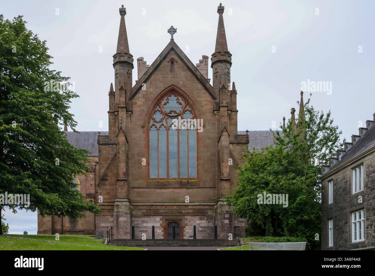 Architektur Armagh. Kathedralgebäude und bogenförmiges Buntglasfenster St. Patricks Cathedral Armagh. Stockfoto