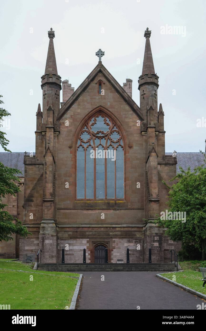Außenansicht des bogenförmigen Kathedralfensters St Patricks Church of Ireland Armagh Northern Ireland. Stockfoto