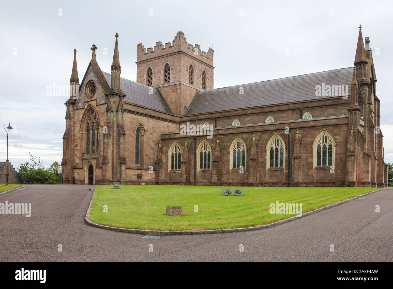 Außenansicht des mittelalterlichen Kathedralgebäudes Saint Patricks Church of Ireland Cathedral Armagh. Stockfoto