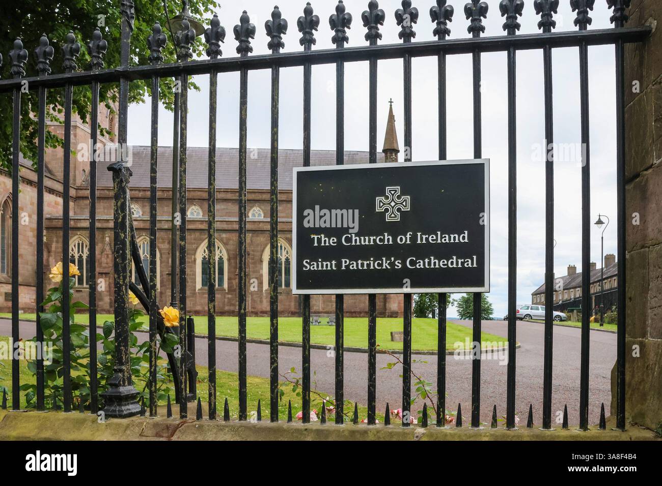 Kirchengebäude Nordirland - Außengeländer und Namensschild für die Church of Ireland Saint Patricks Cathedral Armaah. Stockfoto