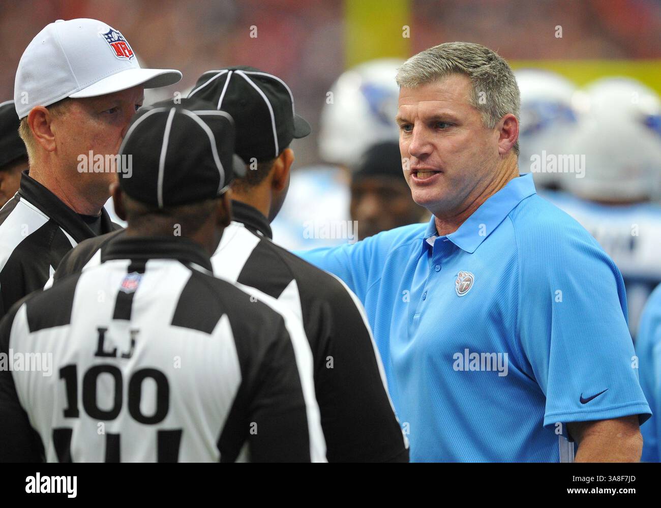30. September 2012 – Houston, TX, USA – 30. September 2012: Mike Munchak, Cheftrainer der Tennessee Titans, streitet mit den NFL-Schiedsrichtern über einen illegalen Crack-Block für einen Touchdown durch Houston während des Spiels zwischen den Tennessee Titans gegen die Houston Texans im Reliant Stadium in Houston Texas. . Houston gewinnt 38-14.(Bild: © Manny Flores/Cal Sport Media/ZUMAPRESS.com) Stockfoto