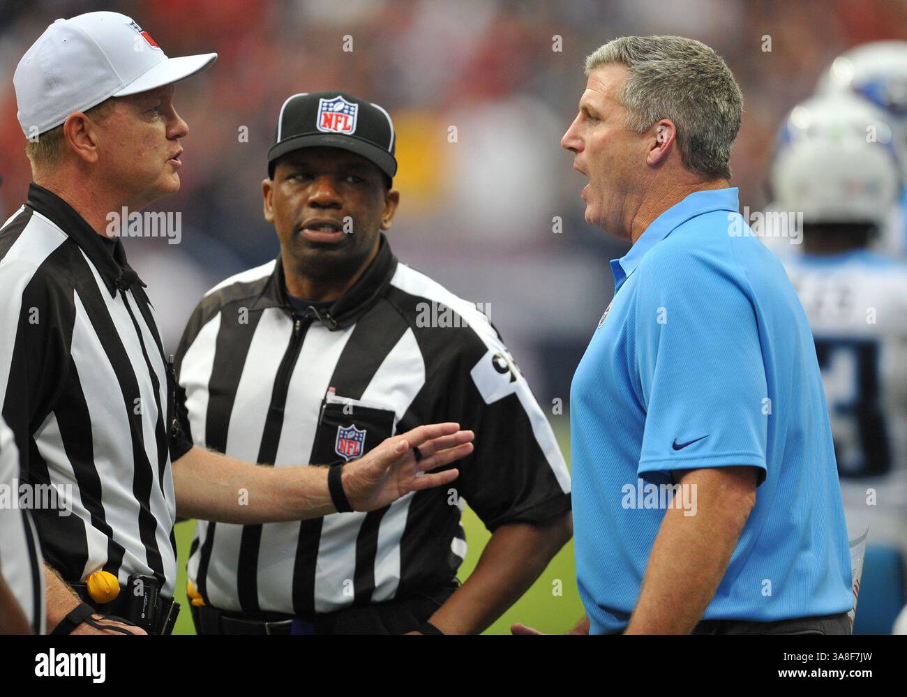 30. September 2012 – Houston, TX, USA – 30. September 2012: Mike Munchak, Cheftrainer der Tennessee Titans, streitet mit den NFL-Schiedsrichtern über einen illegalen Crack-Block für einen Touchdown durch Houston während des Spiels zwischen den Tennessee Titans gegen die Houston Texans im Reliant Stadium in Houston Texas. . Houston gewinnt 38-14.(Bild: © Manny Flores/Cal Sport Media/ZUMAPRESS.com) Stockfoto
