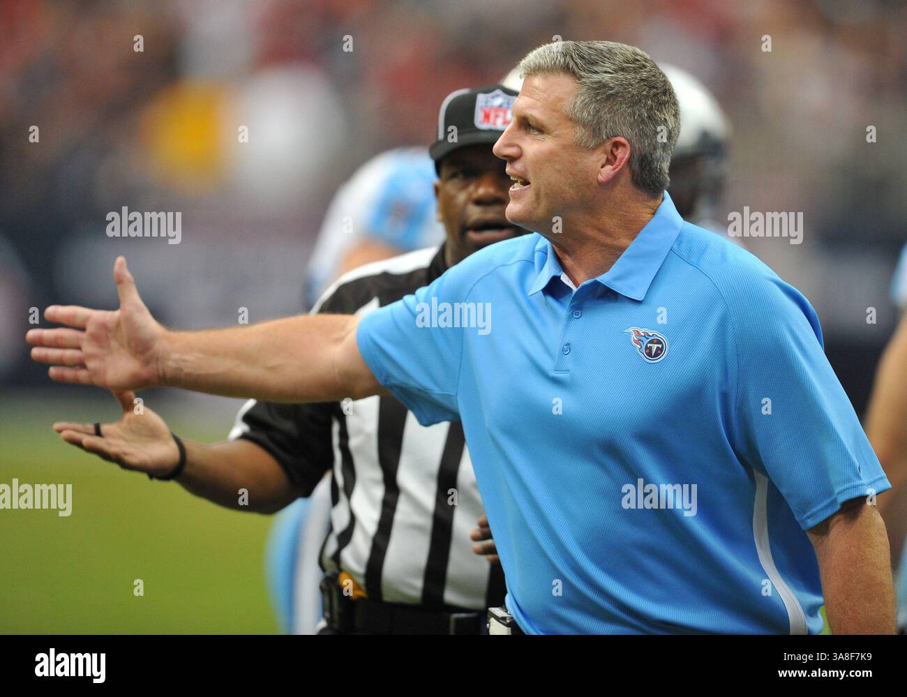 30. September 2012 – Houston, TX, USA – 30. September 2012: Mike Munchak, Cheftrainer der Tennessee Titans, streitet mit den NFL-Schiedsrichtern über einen illegalen Crack-Block für einen Touchdown durch Houston während des Spiels zwischen den Tennessee Titans gegen die Houston Texans im Reliant Stadium in Houston Texas. . Houston gewinnt 38-14.(Bild: © Manny Flores/Cal Sport Media/ZUMAPRESS.com) Stockfoto