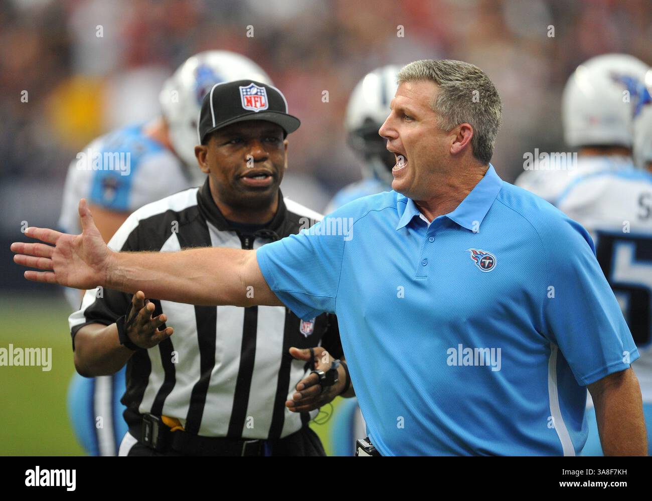 30. September 2012 – Houston, TX, USA – 30. September 2012: Mike Munchak, Cheftrainer der Tennessee Titans, streitet mit den NFL-Schiedsrichtern über einen illegalen Crack-Block für einen Touchdown durch Houston während des Spiels zwischen den Tennessee Titans gegen die Houston Texans im Reliant Stadium in Houston Texas. . Houston gewinnt 38-14.(Bild: © Manny Flores/Cal Sport Media/ZUMAPRESS.com) Stockfoto