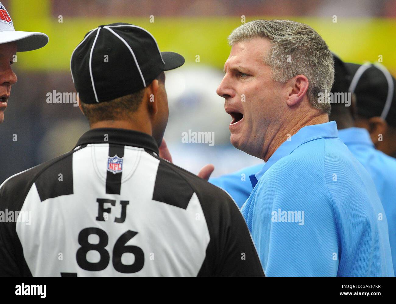 30. September 2012 – Houston, TX, USA – 30. September 2012: Mike Munchak, Cheftrainer der Tennessee Titans, streitet mit den NFL-Schiedsrichtern über einen illegalen Crack-Block für einen Touchdown durch Houston während des Spiels zwischen den Tennessee Titans gegen die Houston Texans im Reliant Stadium in Houston Texas. . Houston gewinnt 38-14.(Bild: © Manny Flores/Cal Sport Media/ZUMAPRESS.com) Stockfoto