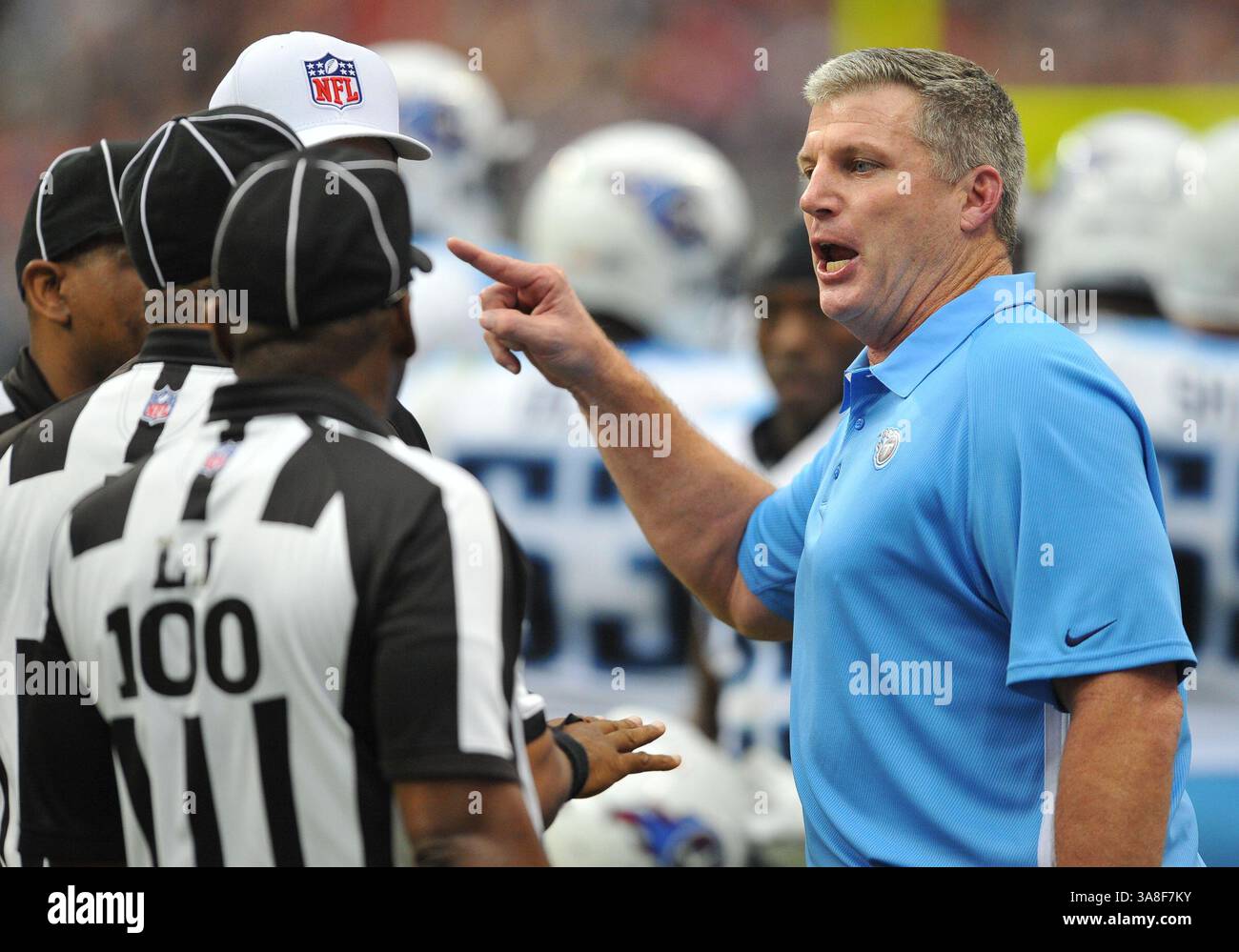 30. September 2012 – Houston, TX, USA – 30. September 2012: Mike Munchak, Cheftrainer der Tennessee Titans, streitet mit den NFL-Schiedsrichtern über einen illegalen Crack-Block für einen Touchdown durch Houston während des Spiels zwischen den Tennessee Titans gegen die Houston Texans im Reliant Stadium in Houston Texas. . Houston gewinnt 38-14.(Bild: © Manny Flores/Cal Sport Media/ZUMAPRESS.com) Stockfoto