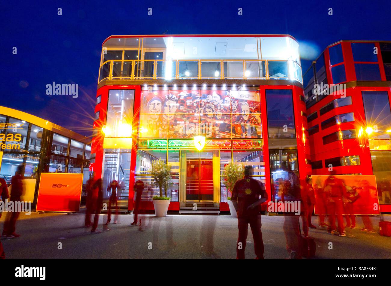 Monza, Italien - 07 September, 2019: FIA Formula One World Championship, Grand Prix von Italien, Wohnmobile in der Nacht in der F1 Paddock, Blaue Stunde, Nacht, Nachts, Racing, Blaue Stunde, Stockfoto