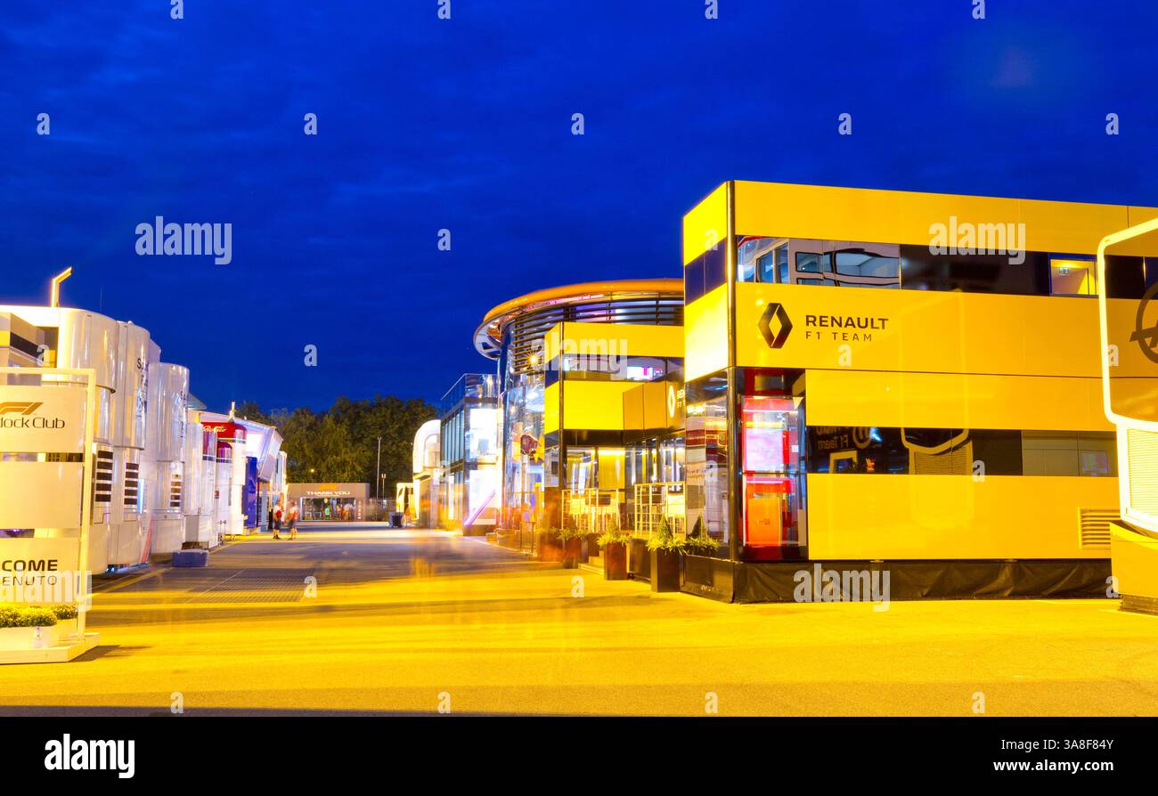 Monza, Italien - 07 September, 2019: FIA Formula One World Championship, Grand Prix von Italien, Wohnmobile in der Nacht in der F1 Paddock, Blaue Stunde, Nacht, Nachts, Racing, Blaue Stunde, Stockfoto