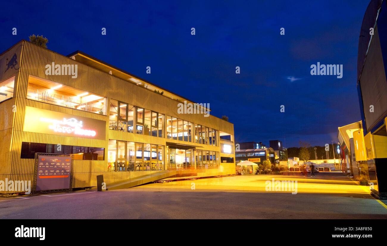 Monza, Italien - 07 September, 2019: FIA Formula One World Championship, Grand Prix von Italien, Wohnmobile in der Nacht in der F1 Paddock, Blaue Stunde, Nacht, Nachts, Racing, Blaue Stunde, Stockfoto