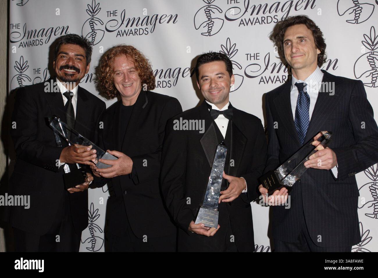 18. Juni 2005 – Beverly Hills, KALIFORNIEN – 17. Juni 2005 – Beverly Hills, Kalifornien – George Lopez, Luis Mandoki, Oscar Torres und Lawrence Bender. 20. Jährliche Imagen Awards Gala der Imagen Foundation im Beverly Hilton Hotel. Foto: Zach Lipp/AdMedia Stockfoto
