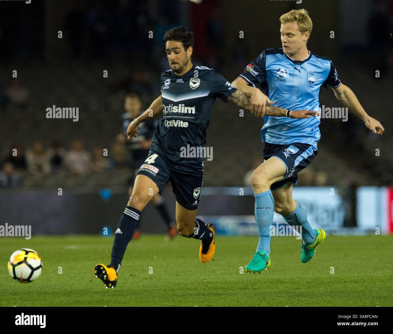 7. Oktober 2017 – Melbourne, Victoria, Australien – Rhys Williams (#4) von Melbourne Victory und Matt Simon (#18) von Sydney FC in Aktion während des 1. Runde Spiels zwischen Melbourne Victory und Sydney FC im Etihad Stadium in Melbourne, Australien während der australischen A-League Saison 2017/2018. (Kreditbild: © Theo Karanikos via ZUMA Wire) Stockfoto