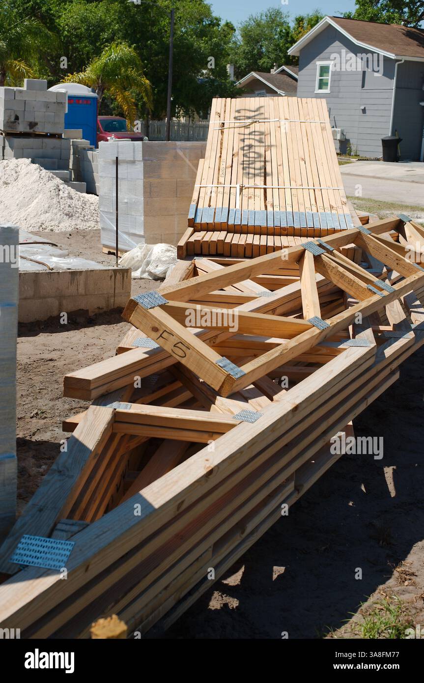 Holzstapel auf einer Baustelle. Das Holz besteht aus hellem Weichholz, das im Bauwesen häufig verwendet wird. Die Umgebung Stockfoto