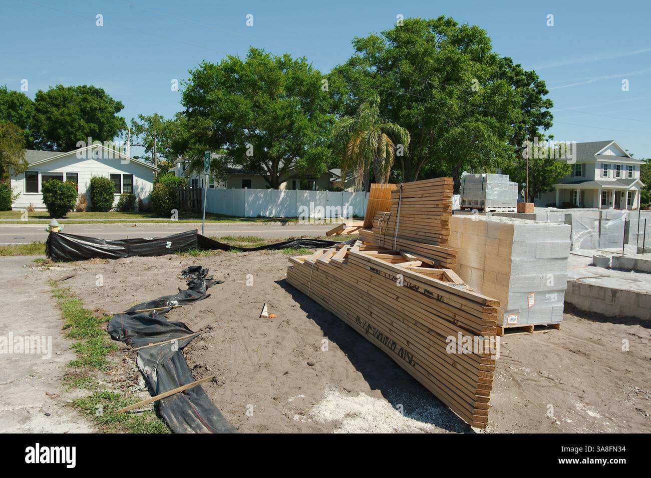 Holzstapel auf einer Baustelle. Das Holz besteht aus hellem Weichholz, das im Bauwesen häufig verwendet wird. Die Umgebung Stockfoto