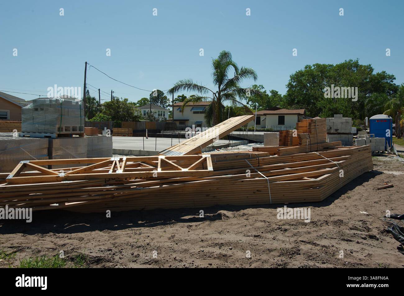 Holzstapel auf einer Baustelle. Das Holz besteht aus hellem Weichholz, das im Bauwesen häufig verwendet wird. Die Umgebung Stockfoto