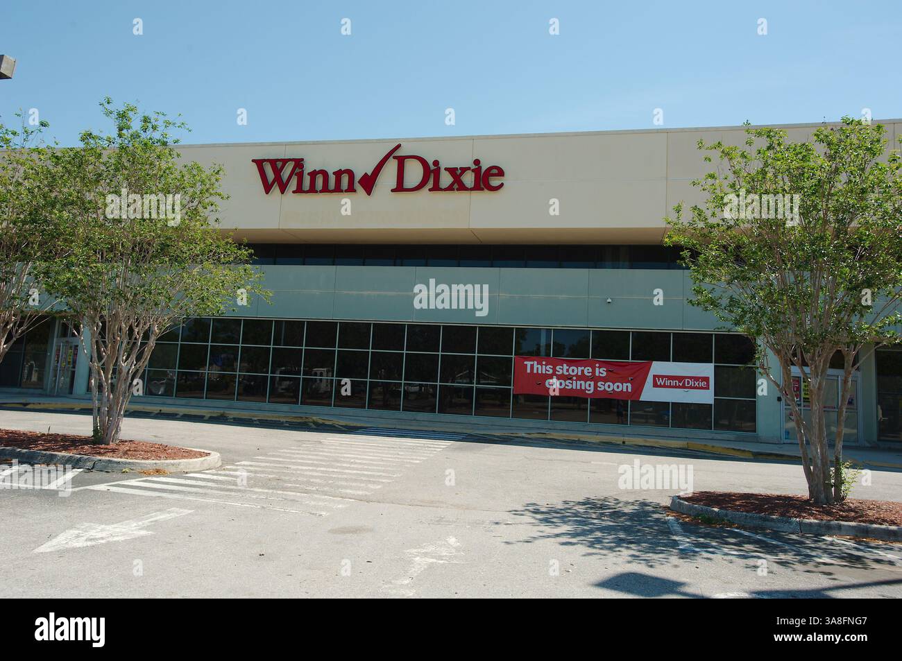 Nur Zur Redaktionellen Verwendung Am 27. März 2025. St. Petersburg, FL, USA, Winn-Dixie Lebensmittelgeschäft mit dem Banner „dieser Laden schließt bald“. Das Banner weist darauf hin Stockfoto