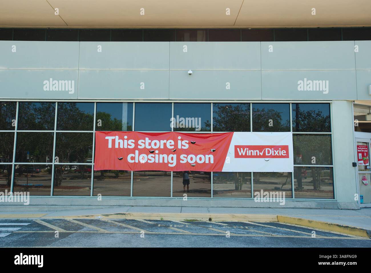 Nur Zur Redaktionellen Verwendung Am 27. März 2025. St. Petersburg, FL, USA, Winn-Dixie Lebensmittelgeschäft mit dem Banner „dieser Laden schließt bald“. Das Banner weist darauf hin Stockfoto