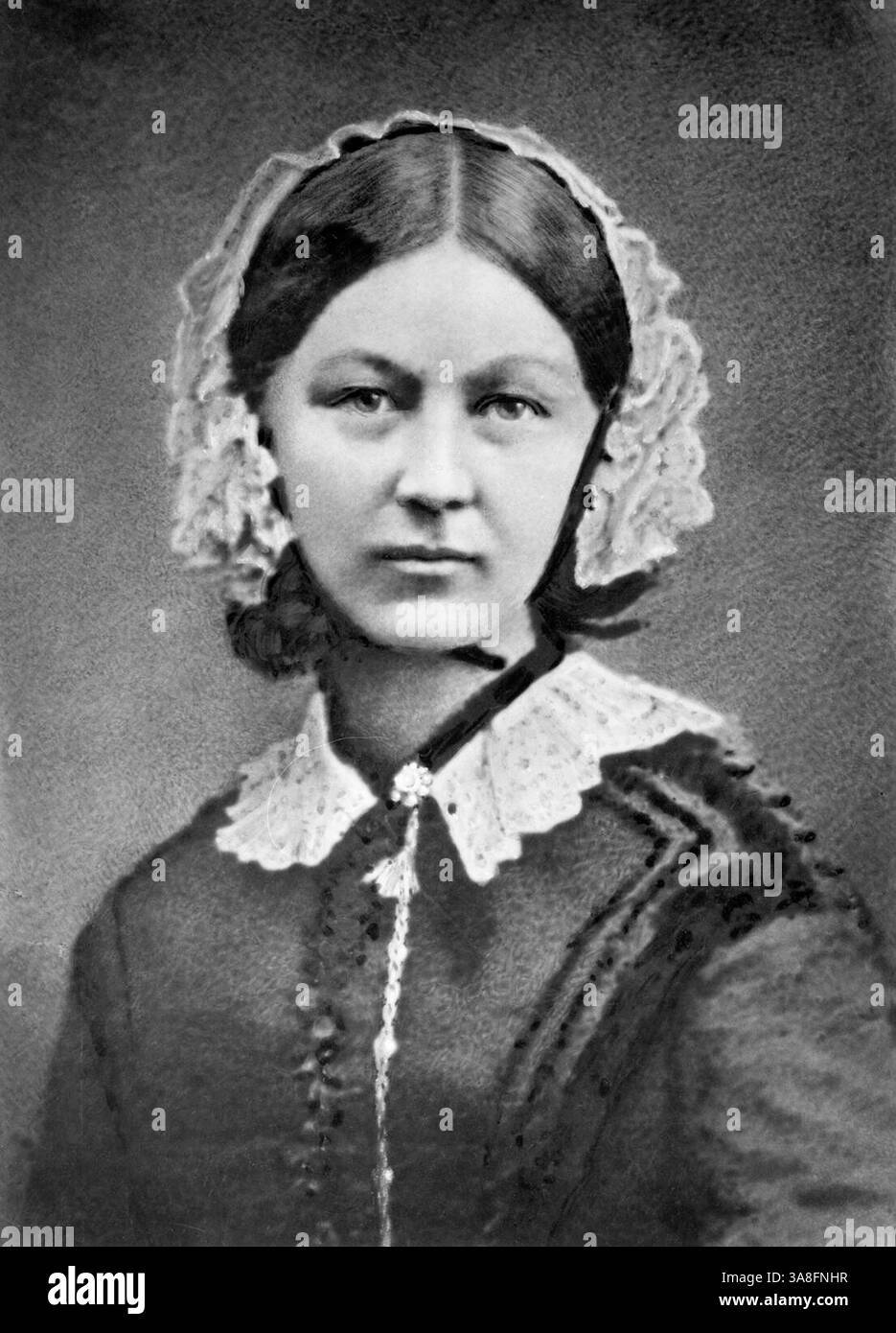 Florence Nightingale (* 12. Mai 1820 bis 13. August 1910) war ein englischer Sozialreformer, Statistiker und Gründer der modernen Krankenpflege. Sie reduzierte die Sterblichkeitsrate durch Verbesserung der Hygiene und des Lebensstandards erheblich. Nightingale war eine Innovatorin in der Statistik; sie stellte ihre Analyse in grafischer Form dar, um Schlussfolgerungen und Handlungsmöglichkeiten aus Daten zu ziehen. Sie ist berühmt für die Verwendung des Polarflächendiagramms, auch als Nachtigall-Rosendiagramm bezeichnet, das einem modernen kreisförmigen Histogramm entspricht. Dieses Diagramm wird immer noch regelmäßig für die Datenvisualisierung verwendet. Stockfoto