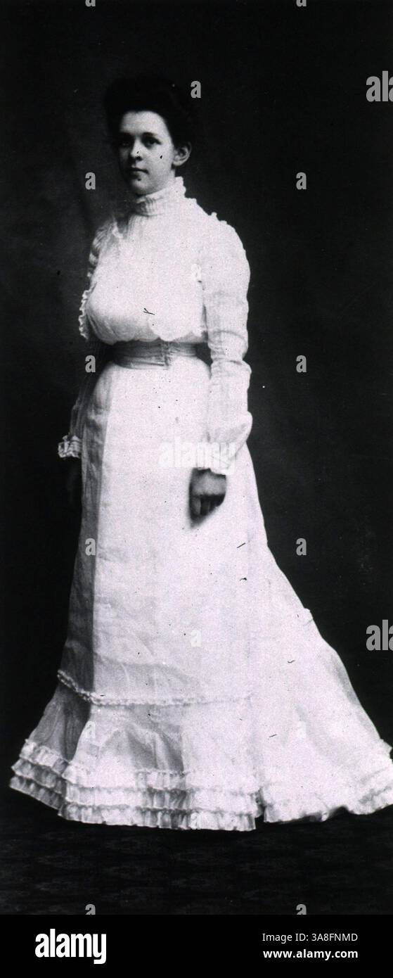 Alice Catherine Evans (* 29. Januar 1881 – 5. September 1975) war eine US-amerikanische Mikrobiologin. Sie wurde Forscherin am US-Landwirtschaftsministerium, wo sie sich mit der Bakteriologie von Milch und Käse beschäftigte. Sie bewies, dass Bacillus abortus (genannt Brucella abortus) die Krankheit Brucellose (Unulantes Fieber oder Malta-Fieber) sowohl bei Rindern als auch beim Menschen verursachte, was 1930 zur Pasteurisierung von Milch in den USA führte. Evans war die erste Frau, die von der Society of American Bacteriologists gewählt wurde. Das ist ihr Abschlussfoto von 1901, als sie 20 Jahre alt war. Stockfoto