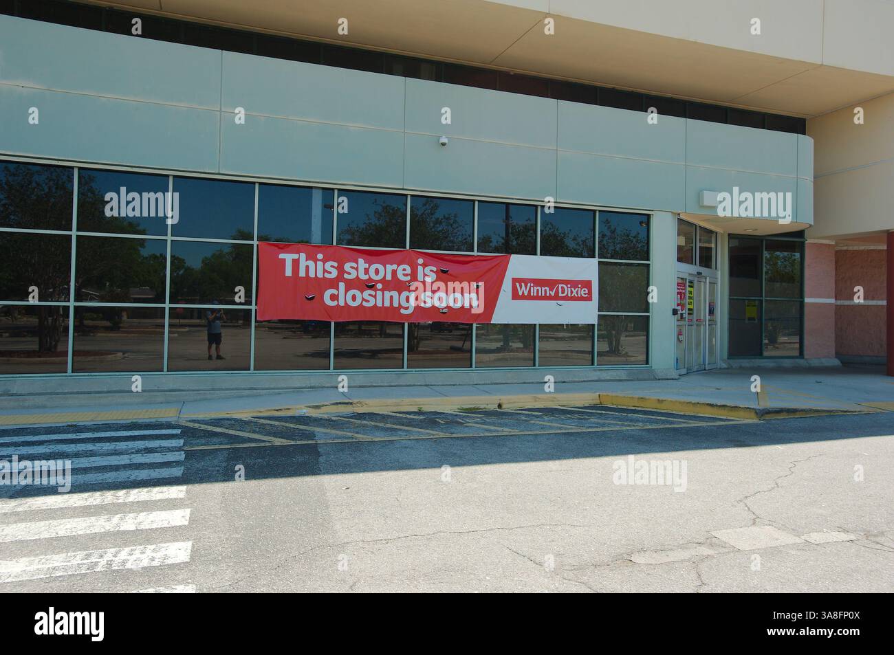 Nur Zur Redaktionellen Verwendung Am 27. März 2025. St. Petersburg, FL, USA, Winn-Dixie Lebensmittelgeschäft mit dem Banner „dieser Laden schließt bald“. Das Banner weist darauf hin Stockfoto