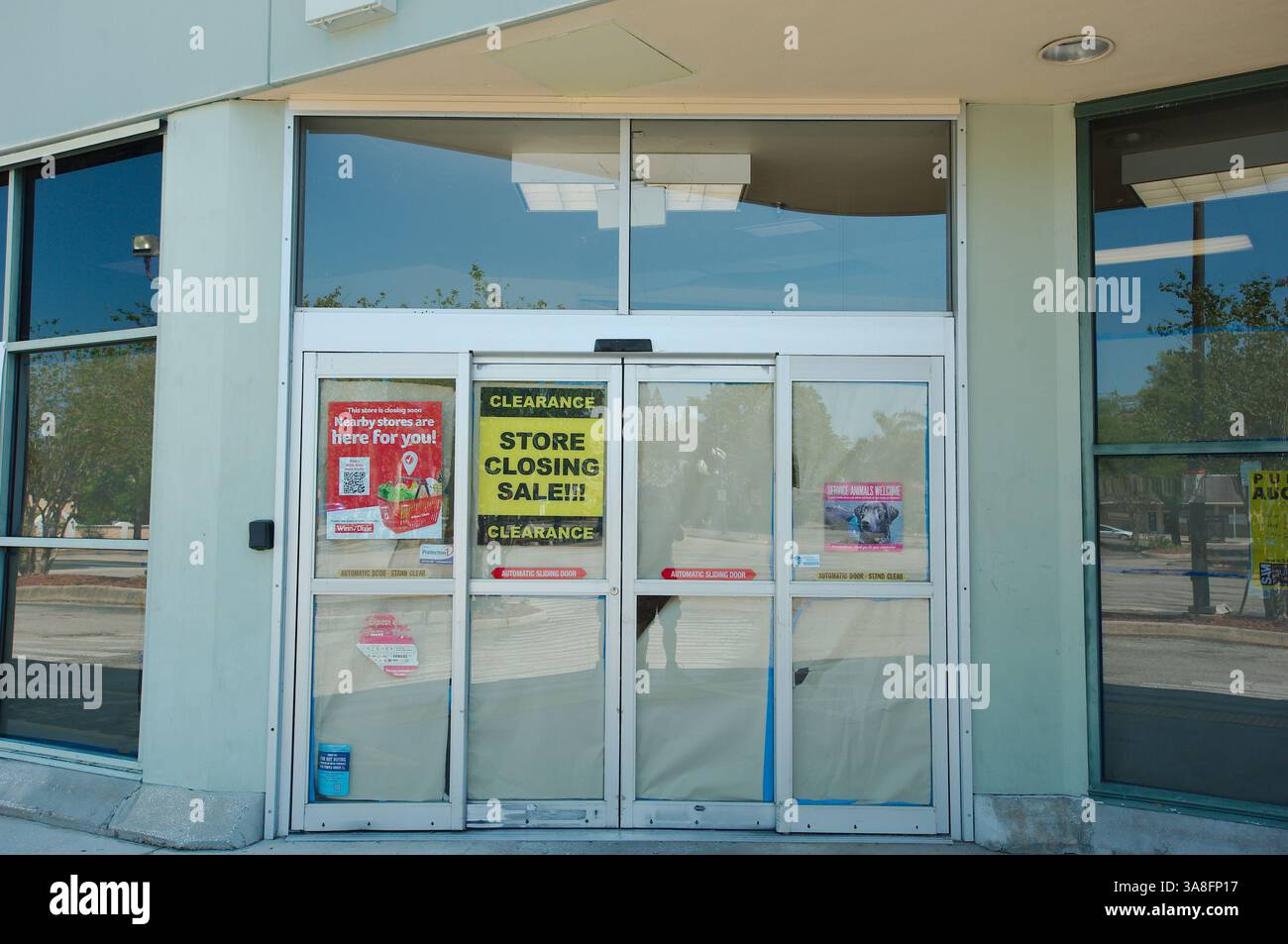 Nur Zur Redaktionellen Verwendung Am 27. März 2025. St. Petersburg, FL, USA, Winn-Dixie Lebensmittelgeschäft mit dem Banner „dieser Laden schließt bald“. Das Banner weist darauf hin Stockfoto