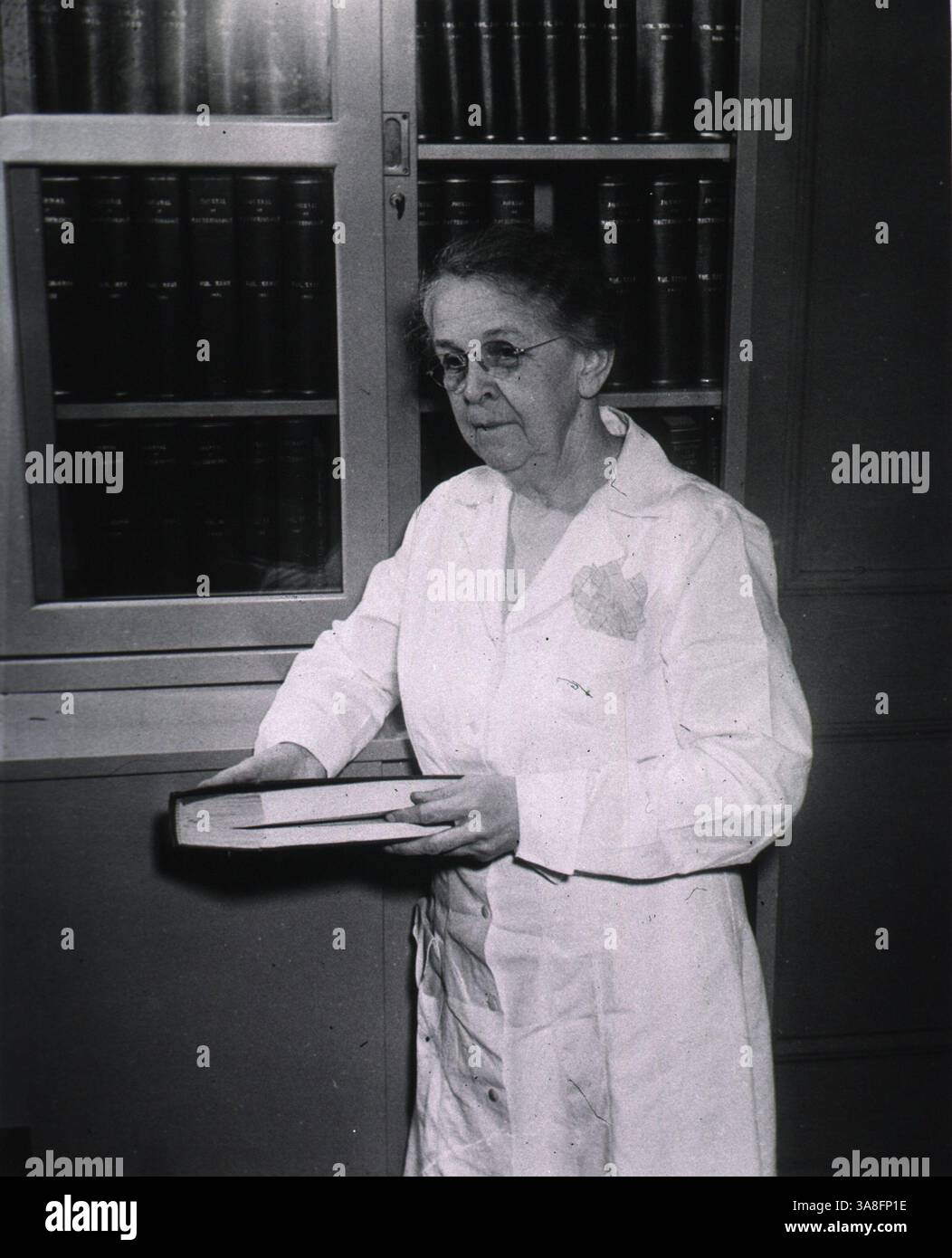 Alice Catherine Evans (* 29. Januar 1881 – 5. September 1975) war eine US-amerikanische Mikrobiologin. Sie wurde Forscherin am US-Landwirtschaftsministerium, wo sie sich mit der Bakteriologie von Milch und Käse beschäftigte. Sie bewies, dass Bacillus abortus (genannt Brucella abortus) die Krankheit Brucellose (Unulantes Fieber oder Malta-Fieber) sowohl bei Rindern als auch beim Menschen verursachte, was 1930 zur Pasteurisierung von Milch in den USA führte. Evans war die erste Frau, die von der Society of American Bacteriologists gewählt wurde. Auf diesem Foto von 1945 ist sie 64 Jahre alt. Stockfoto