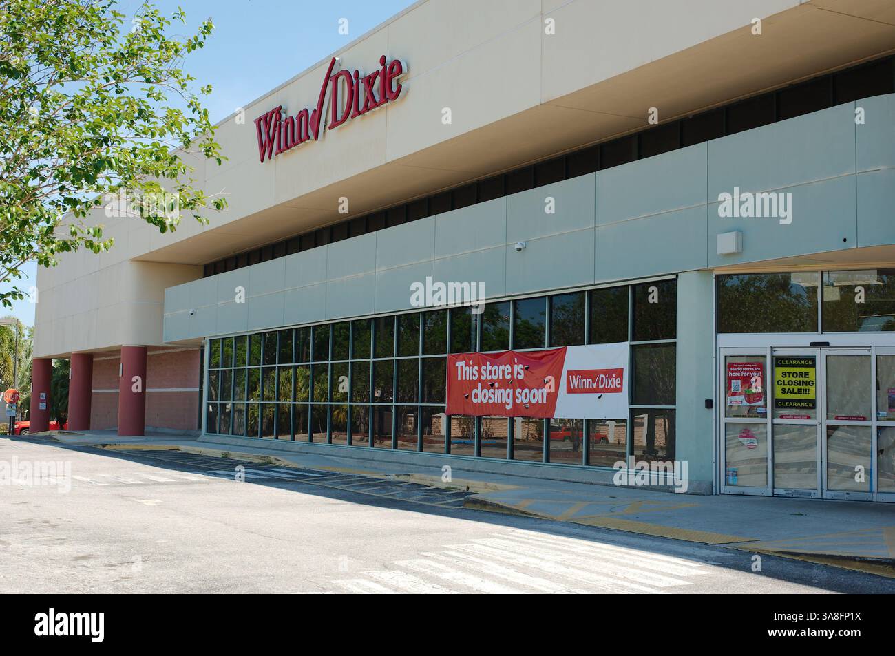 Nur Zur Redaktionellen Verwendung Am 27. März 2025. St. Petersburg, FL, USA, Winn-Dixie Lebensmittelgeschäft mit dem Banner „dieser Laden schließt bald“. Das Banner weist darauf hin Stockfoto