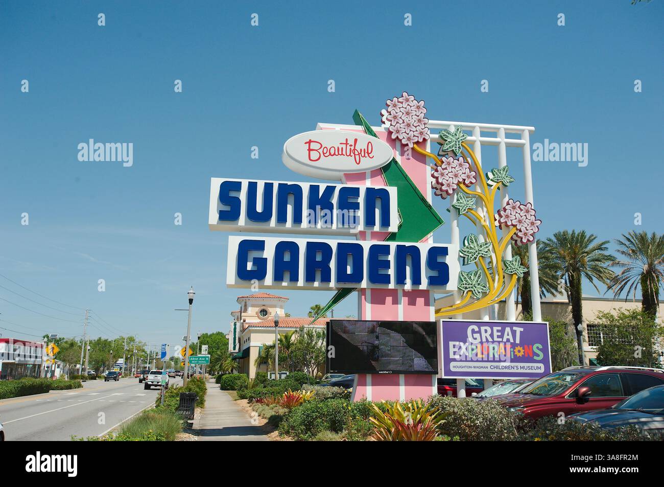 Nur redaktionelle Verwendung St. Petersburg, Florida, USA 27. März 2025. Schild für Sunken Gardens und Great Explorations Children's Museum. Eine historische Botanik Stockfoto