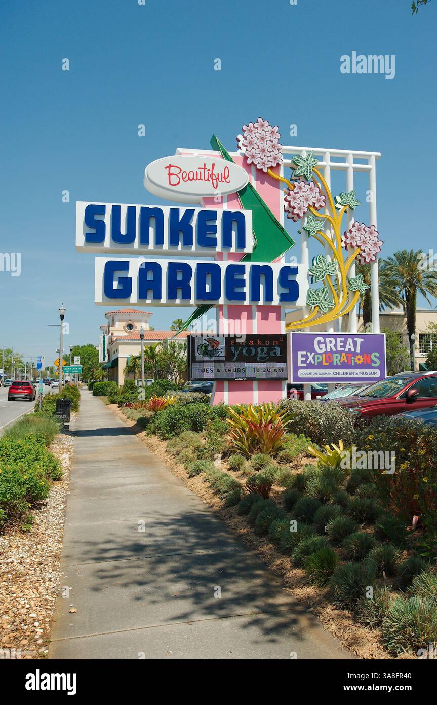 Nur redaktionelle Verwendung St. Petersburg, Florida, USA 27. März 2025. Schild für Sunken Gardens und Great Explorations Children's Museum. Eine historische Botanik Stockfoto
