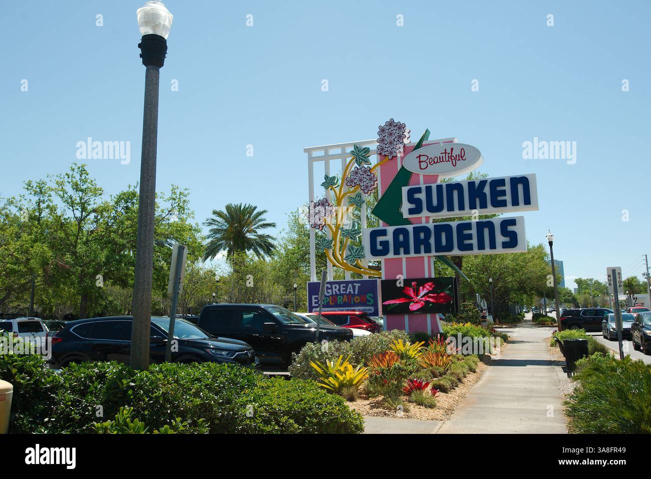 Nur redaktionelle Verwendung St. Petersburg, Florida, USA 27. März 2025. Schild für Sunken Gardens und Great Explorations Children's Museum. Eine historische Botanik Stockfoto