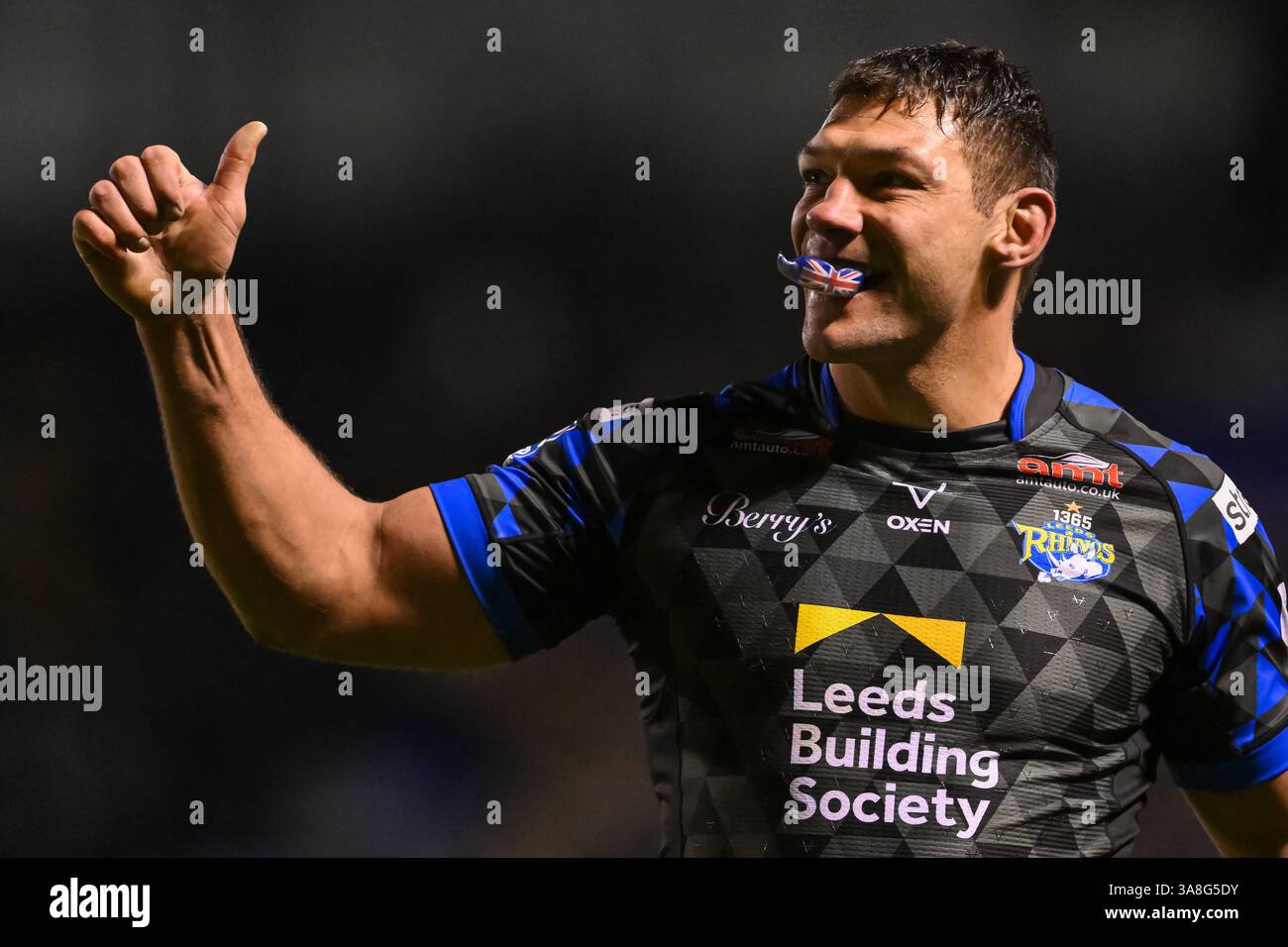 WARRINGTON, ENGLAND - 28. MÄRZ 2025: Ryan Hall of Leeds Rhinos gibt den Fans die Daumen nach seinem Versuch in der Betfred Super League Stockfoto