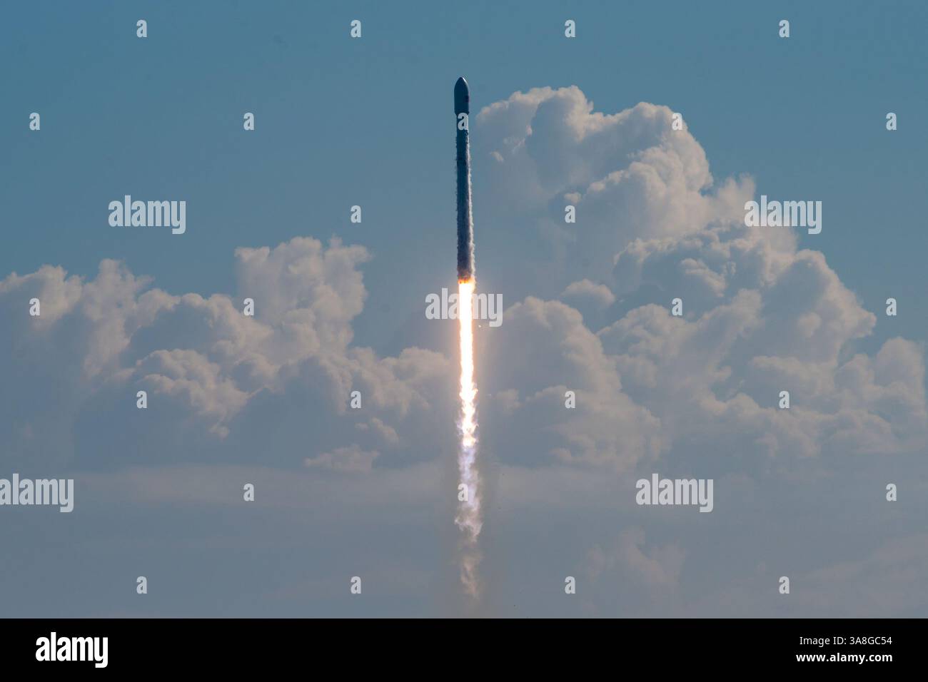 7. September 2017 – Kennedy Space Center, Florida, USA – Start des Orbital Test Vehicle 5 Mission. Der 45th Space Wing startete am 7. September 2017 um 10 Uhr morgens eine Trägerrakete der SpaceX Falcon 9 aus dem Launch Complex 39A des Kennedy Space Centers Etwa acht Minuten nach dem Start landete SpaceX erfolgreich den Falcon 9-Booster in der Landing Zone 1 auf der Cape Canaveral Air Force Station. Die Falcon-9-Rakete führte ein X-37B Orbital Test Vehicle (OTV) in die Umlaufbahn und markierte damit den fünften Raumflug für das X-37B-Programm und seinen ersten Flug an Bord einer Falcon 9. (Kreditbild: © Space X Stockfoto