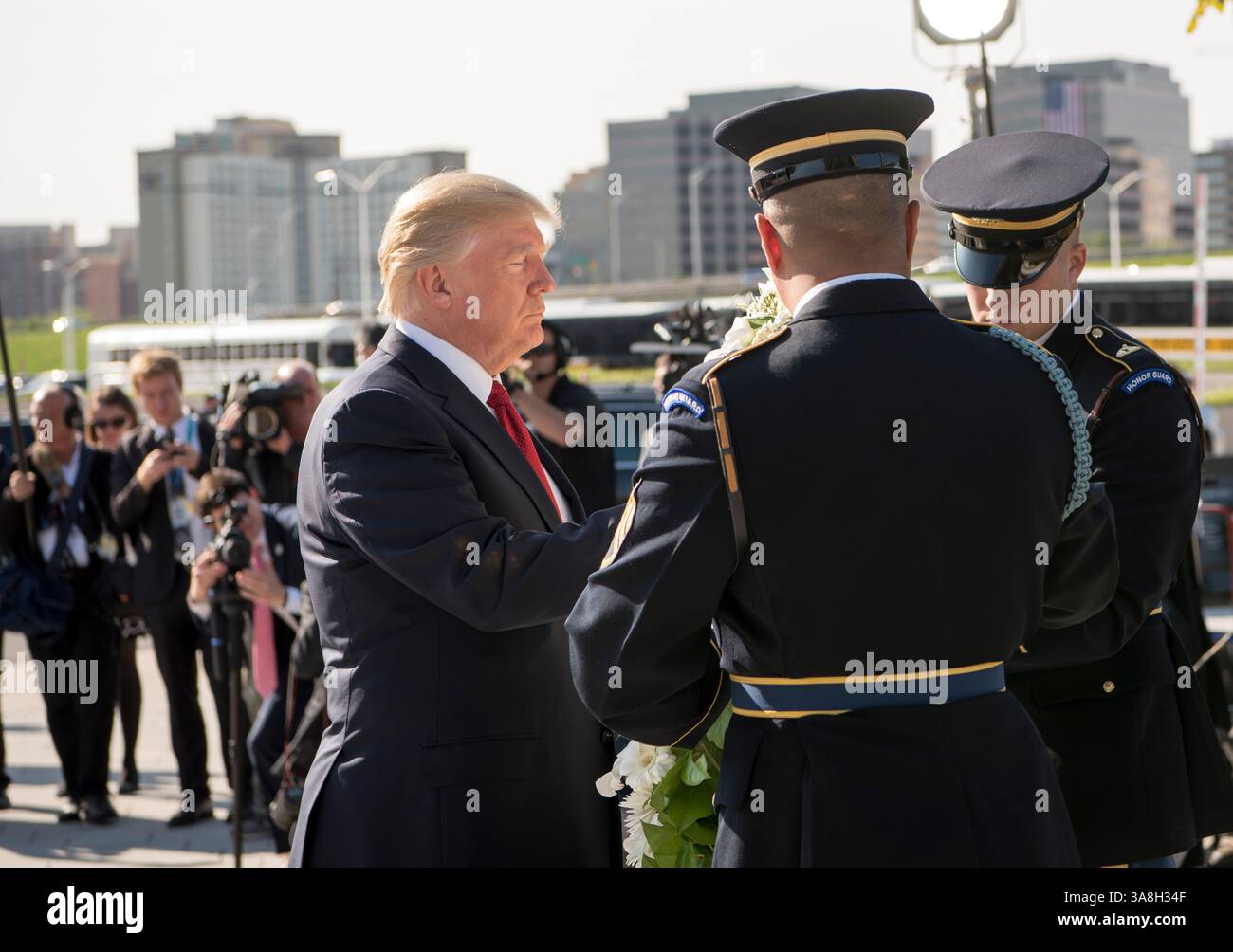 11. September 2014: Arlington, VA, Vereinigte Staaten von Amerika - U.. US-Präsident Donald Trump platziert einen Kranz am Pentagon Memorial vor einer Zeremonie zum Gedenken an den Jahrestag der 9/11 Terroranschläge im Pentagon vom 11. September 2017 in Arlington, Virginia. (Bild: © Amber I. Smith/Planet Pix via ZUMA Wire) Stockfoto
