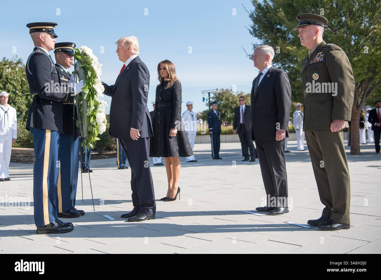 11. September 2017: Arlington, VA, Vereinigte Staaten von Amerika - U.. US-Präsident Donald Trump platziert einen Kranz am Pentagon Memorial vor einer Zeremonie zum Gedenken an den Jahrestag der 9/11 Terroranschläge im Pentagon vom 11. September 2017 in Arlington, Virginia. First Lady Melania Trump, General Joseph Dunford und Verteidigungsminister James Mattis schauen zu. (Bild: © Dominique A. Pineiro/Planet Pix via ZUMA Wire) Stockfoto
