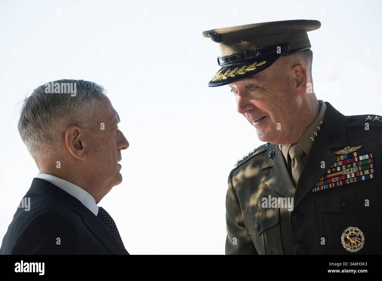 11. September 2017: Arlington, VA, Vereinigte Staaten von Amerika - U.. General Joseph Dunford, Right, und Verteidigungsminister James Mattis unterhalten sich vor einer Zeremonie zum Jahrestag der Terroranschläge 9/11 im Pentagon am 11. September 2017 in Arlington, Virginia. (Bild: © Dominique A. Pineiro/Planet Pix via ZUMA Wire) Stockfoto