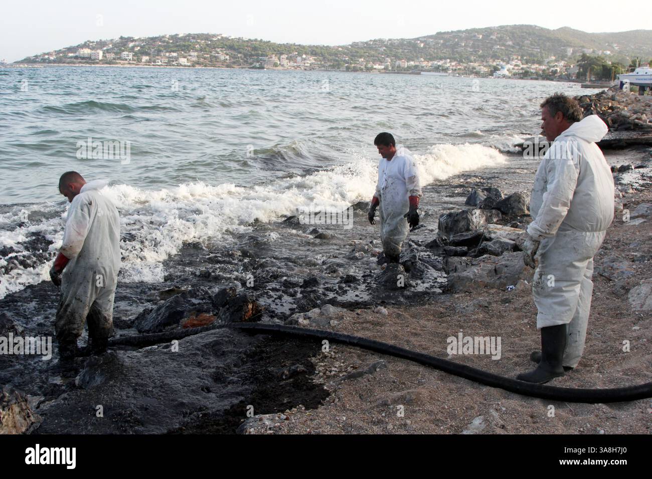 11. September 2017 - Insel Salamina, Griechenland - Behörden auf der Insel Salamina im Saronischen Golf sagten am Montag, dass sich eine Ölpest vor der Ostküste der Insel ausbreitet und zu einer „Umweltkatastrophe“ geworden ist. Die Ölpest wurde durch den Untergang des Tankers Aghia Zoni II am Samstag südwestlich der Insel Atalanti bei Psytalleia verursacht. Berichten zufolge hat die Küste, die sich von Kinosoura bis zur Gemeinde Selinia erstreckt, â € œturned blackâ und die Behörden fürchten ein neues Leck des versunkenen Schiffes. Die Aghia Zoni II nahm Wasser auf, während sie ankerte und um 2,45 Uhr sank Stockfoto
