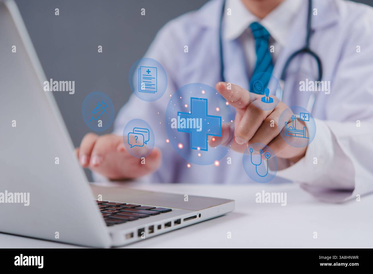 Medizintechnische Gesundheitsdienstleistungen. Innovation, digitale Lösungen in Krankenhäusern und Kliniken. Doktor interagiert mit virtuellen Gesundheitssymbolen, Repräsentanten Stockfoto