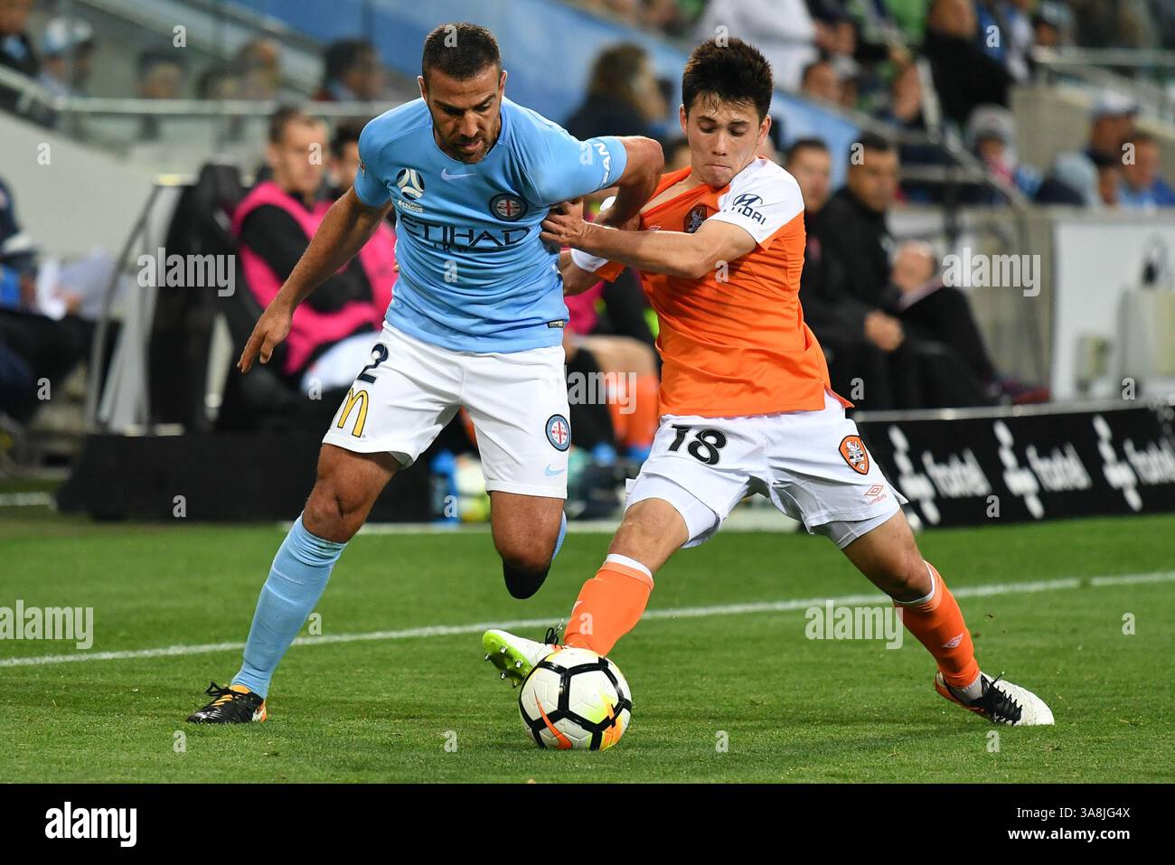6. Oktober 2017: Melbourne, Victoria, Australien – MANNY MUSCAT (2) aus Melbourne City und JOE CALETTI (18) aus Brisbane kämpfen im AAMI Park in Melbourne, Australien um den Ball. Melbourne gewann 2-0 (Kreditbild: © Sydney Low via ZUMA Wire) Stockfoto