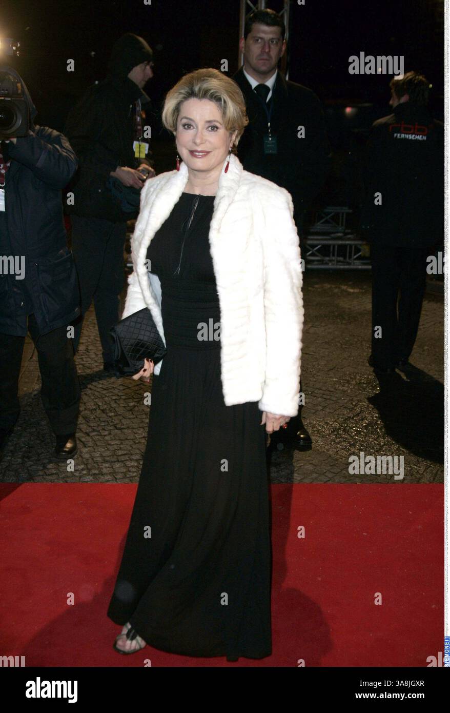 15. Februar 2005 - Berlin, USA - Foto: Reents/Siemoneit --- 14 - 02 - 2005 : ''Cinema for Peace'' - in Berlin - CATHERINE DENEUVE (Credit Image: © Reents/AdMedia via ZUMA Wire) Stockfoto