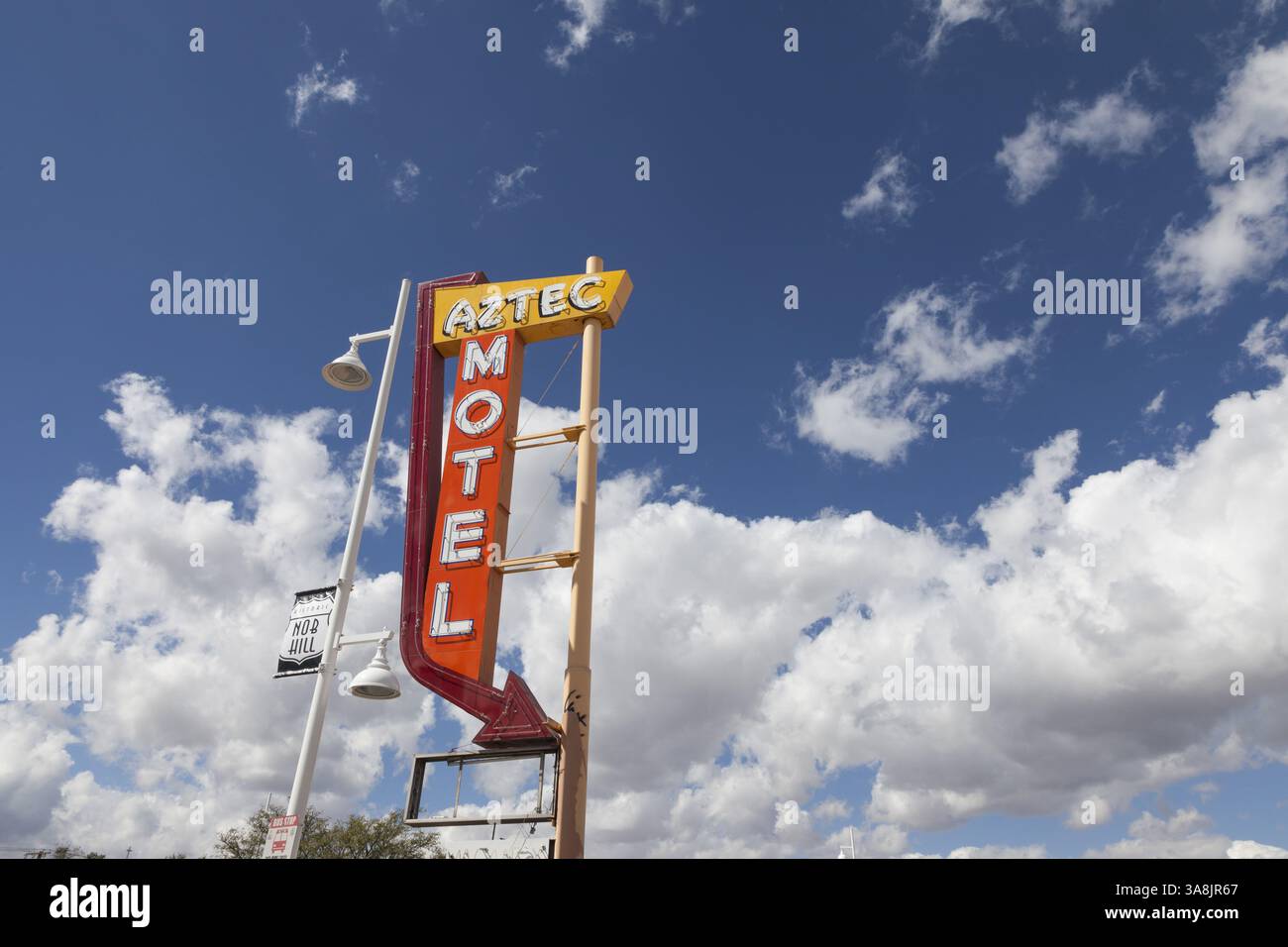 29. September 2014 - Albuquerque, New Mexico/Bernalillo County, USA - Albuquerque, New Mexico: Schild für das Aztec Motel entlang der Central Avenue in Nob Hill. Ursprünglich als Aztec Auto Court erbaut, war es das erste Motel, das an der East Central Avenue gebaut wurde und zur historischen Route 66 wurde. Das Motel wurde 1933 im Stil des Südwestens erbaut und 1993 in das National Register of Historic Places aufgenommen. Obwohl das Motel 1993 vom National Park Service Route 66 Corridor Preservation Program zur Wiederherstellung des Neonschildes finanziert wurde, wurde das Motel im Juni 20 abgerissen Stockfoto