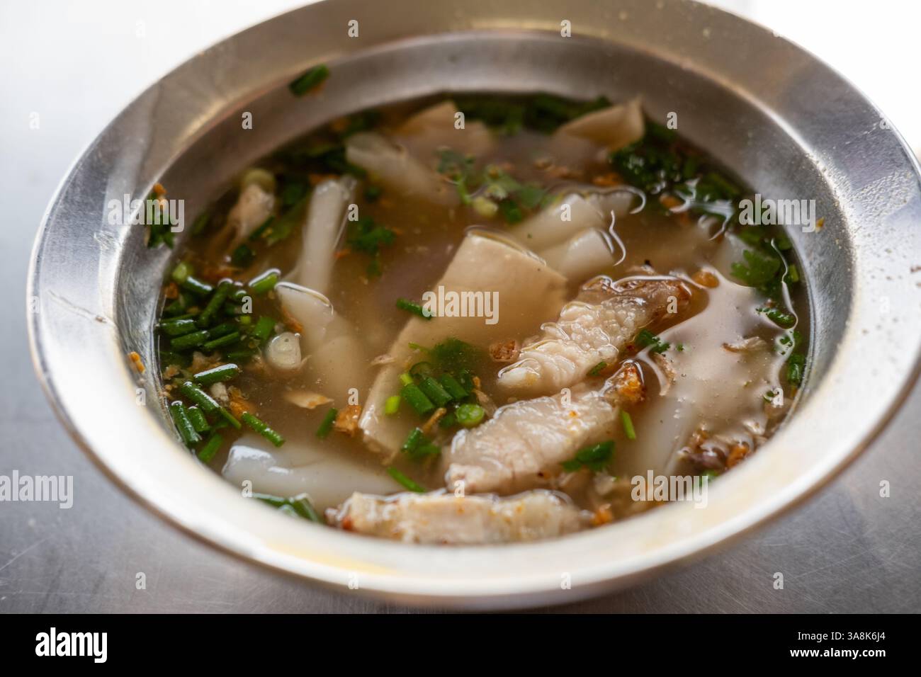 Kuay Jab, gekochtes chinesisches Pastagericht mit knusprigem Schweinefleisch Stockfoto