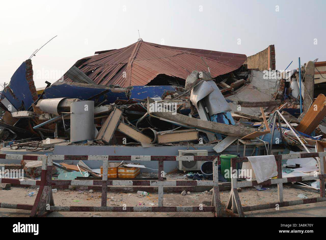 A collapsed building is seen after a powerful earthquake in Naypyitaw, Myanmar, Saturday, March 29, 2025. (AP Photo/Aung Shine Oo) Stockfoto