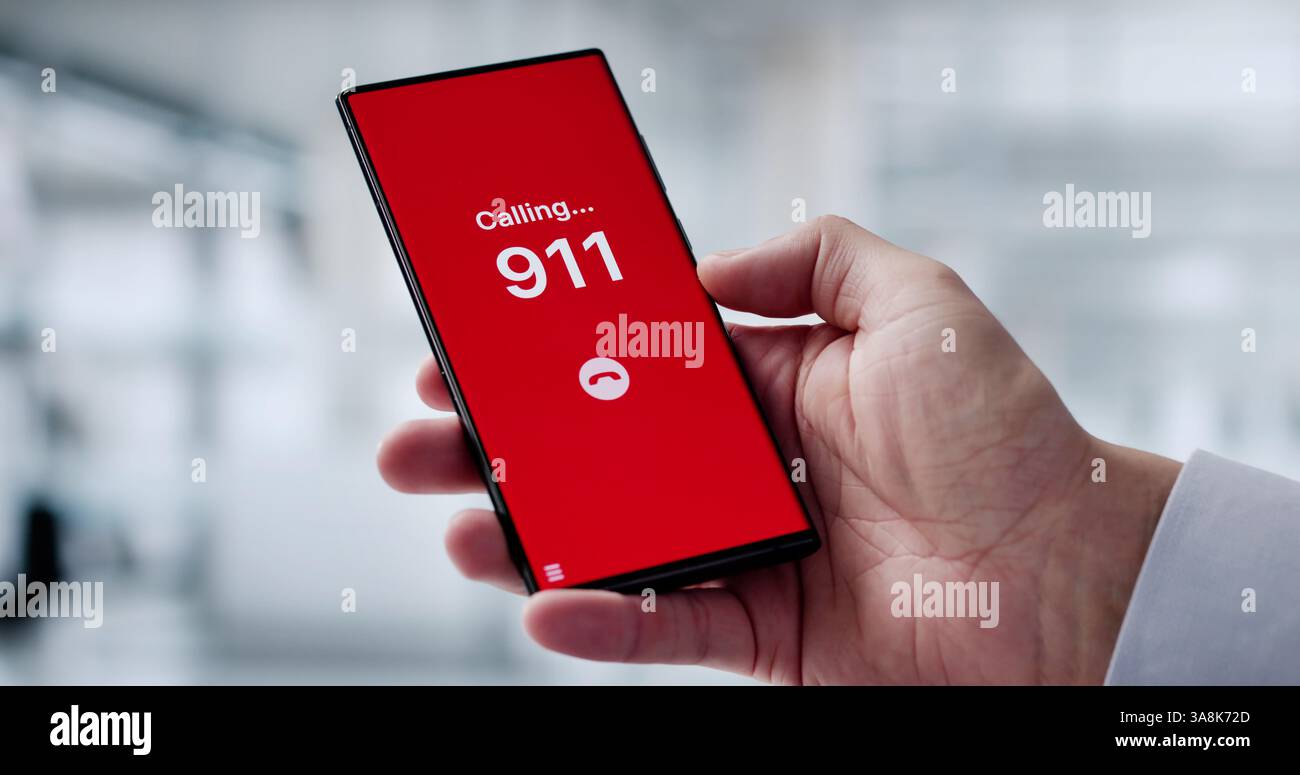 Hispanischer Mann Wählt 911 Für Notfallhilfe Auf Seinem Smartphone. Stockfoto