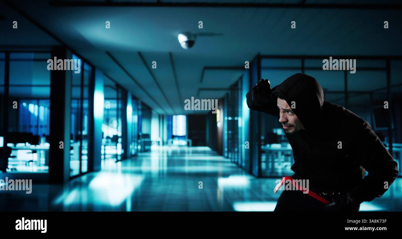Mann In Kapuzenpullover Versucht, Sich Vor Der Sicherheitskamera Zu Verstecken Stockfoto