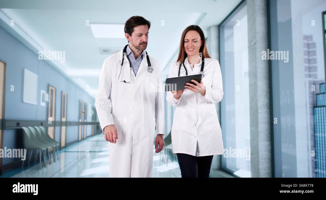 Ärzte sprechen im Krankenhaus, Geschäftsmann berät mit medizinischem Personal, Chirurgen analysieren. Stockfoto