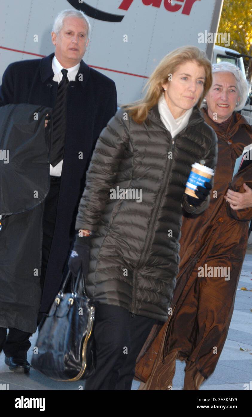 7. Dezember 2008 – Washington, DC, USA – 07. Dezember 2008 – Washington, D.C. – Caroline Kennedy Schlossberg und Ehemann Edwin Schlossberg. Das 31. Kennedy Center würdigt Lebensleistung in der darstellenden Kunst im Kennedy Center for the Performing Arts. 2008 wurden Morgan Freeman, George Jones, Barbra Streisand, Twyla Tharp Pete Townshend und Roger Daltrey von der WHO ausgezeichnet. Foto: Gary Boas/AdMedia (Foto: © Gary Boas/AdMedia via ZUMA Wire) Stockfoto 7. Dezember 2008 – Washington, DC, USA – 07. Dezember 2008 – Washington, D.C. – Caroline Kennedy Schlossberg und Ehemann Edwin Schlossberg. Das 31. Kennedy Center würdigt Lebensleistung in der darstellenden Kunst im Kennedy Center for the Performing Arts. 2008 wurden Morgan Freeman, George Jones, Barbra Streisand, Twyla Tharp Pete Townshend und Roger Daltrey von der WHO ausgezeichnet. Foto: Gary Boas/AdMedia (Foto: © Gary Boas/AdMedia via ZUMA Wire) Stockfoto