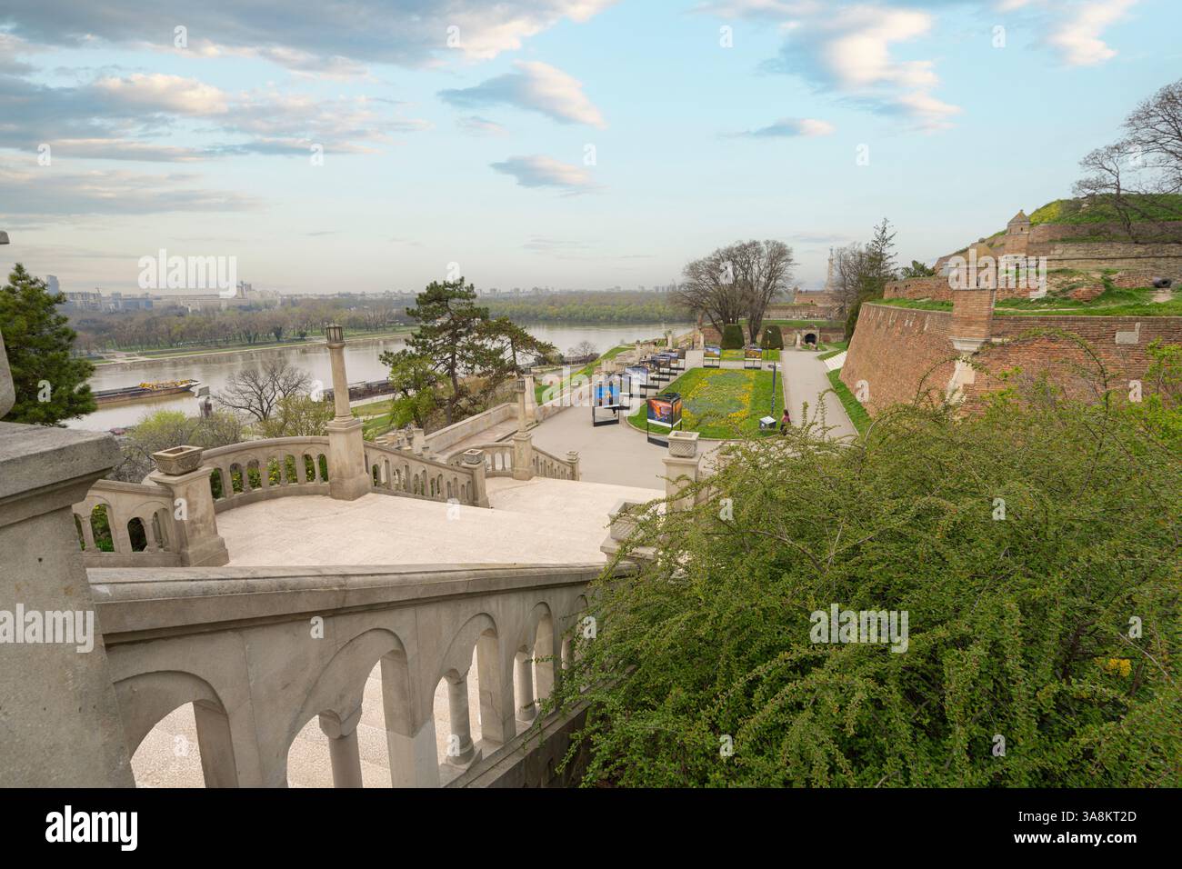 Belgrad, Serbien. März 2025. Panoramablick auf die Hauptpromenade Vista Point im Stadtzentrum Stockfoto