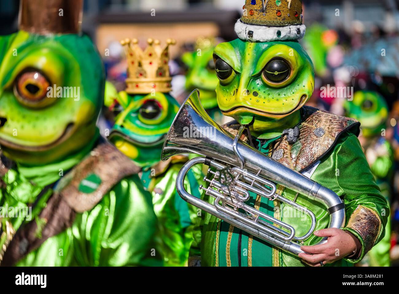 Maskierte feiern den typischen Luzerner Karneval in den Straßen der Stadt während der Parade der Wey-Gilde am Güdismonday. Stockfoto