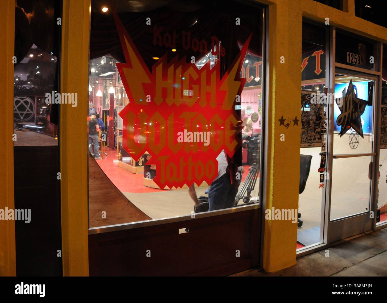 5. Februar 2008 - West Hollywood, Kalifornien, USA - 05. Februar 2008 - West Hollywood, Kalifornien - Kat von D's L.A. Ink ''High Voltage Tattoo'' Shop in der La Brea Avenue. Foto: Byron Purvis/AdMedia (Foto: © Byron Purvis/AdMedia via ZUMA Wire) Stockfoto